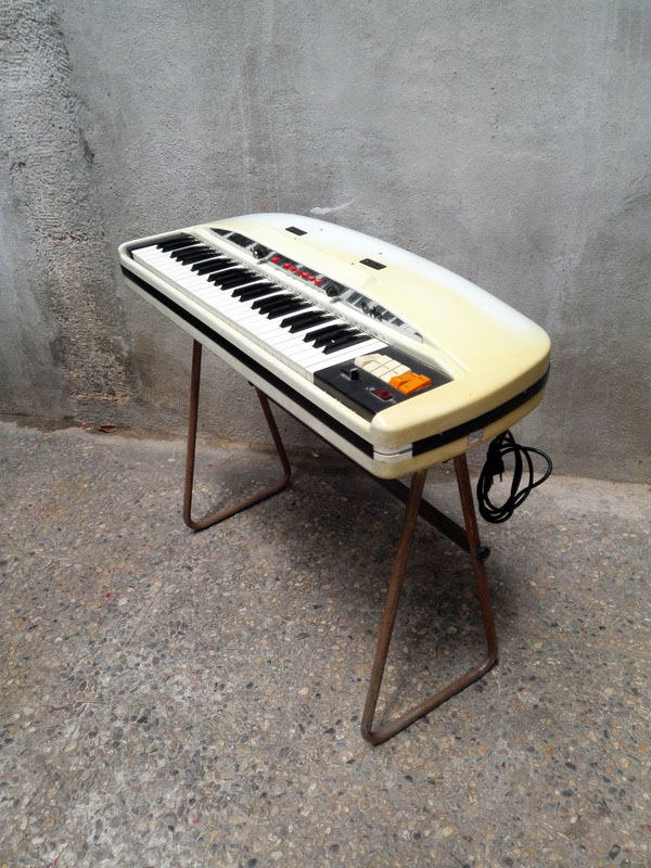 organo teclado piano electrico orla.plastico-metal 83x94x42 (48eu.) 1u